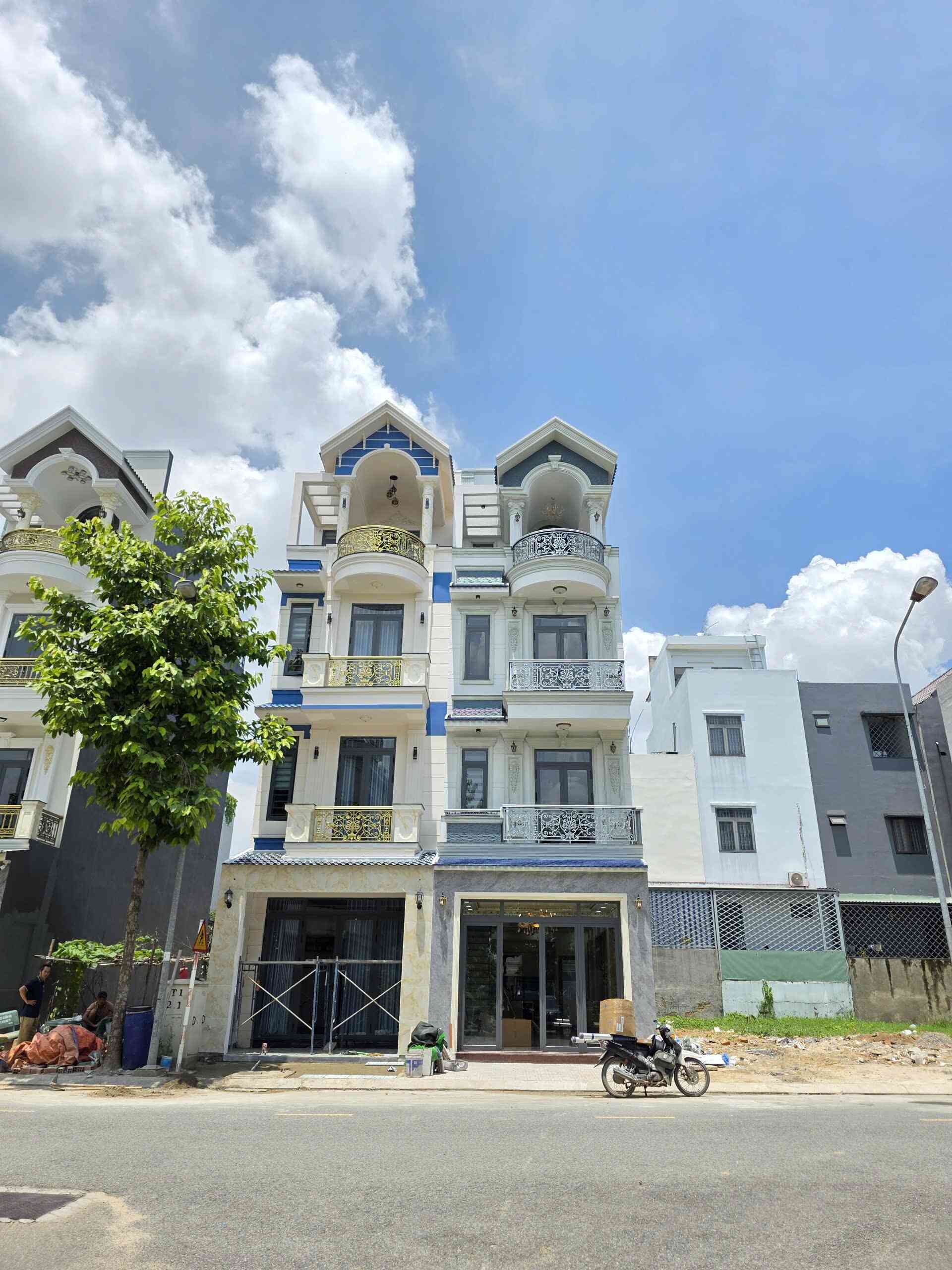 Bán nhà mới 1T3L 4.5×14.1m hoàn công, đường D1 KDC Phú Hồng Thịnh 6 p.Bình An, full nội thất