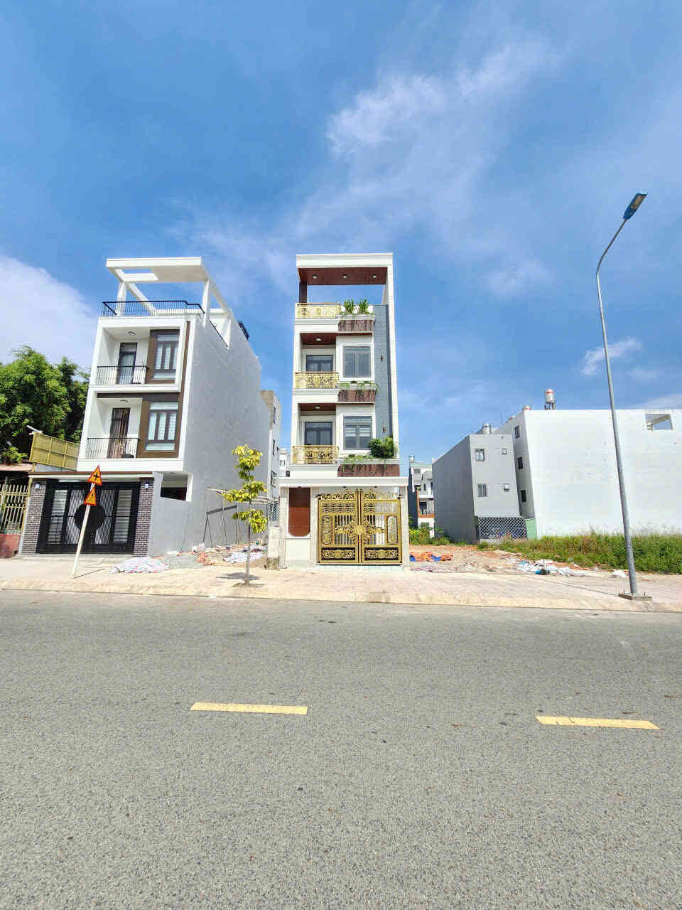 Bán nhà mới 1T3L 5x21m hoàn công, đường N4 KDC Phú Hồng Thịnh 10 p.Bình An, full nội thất