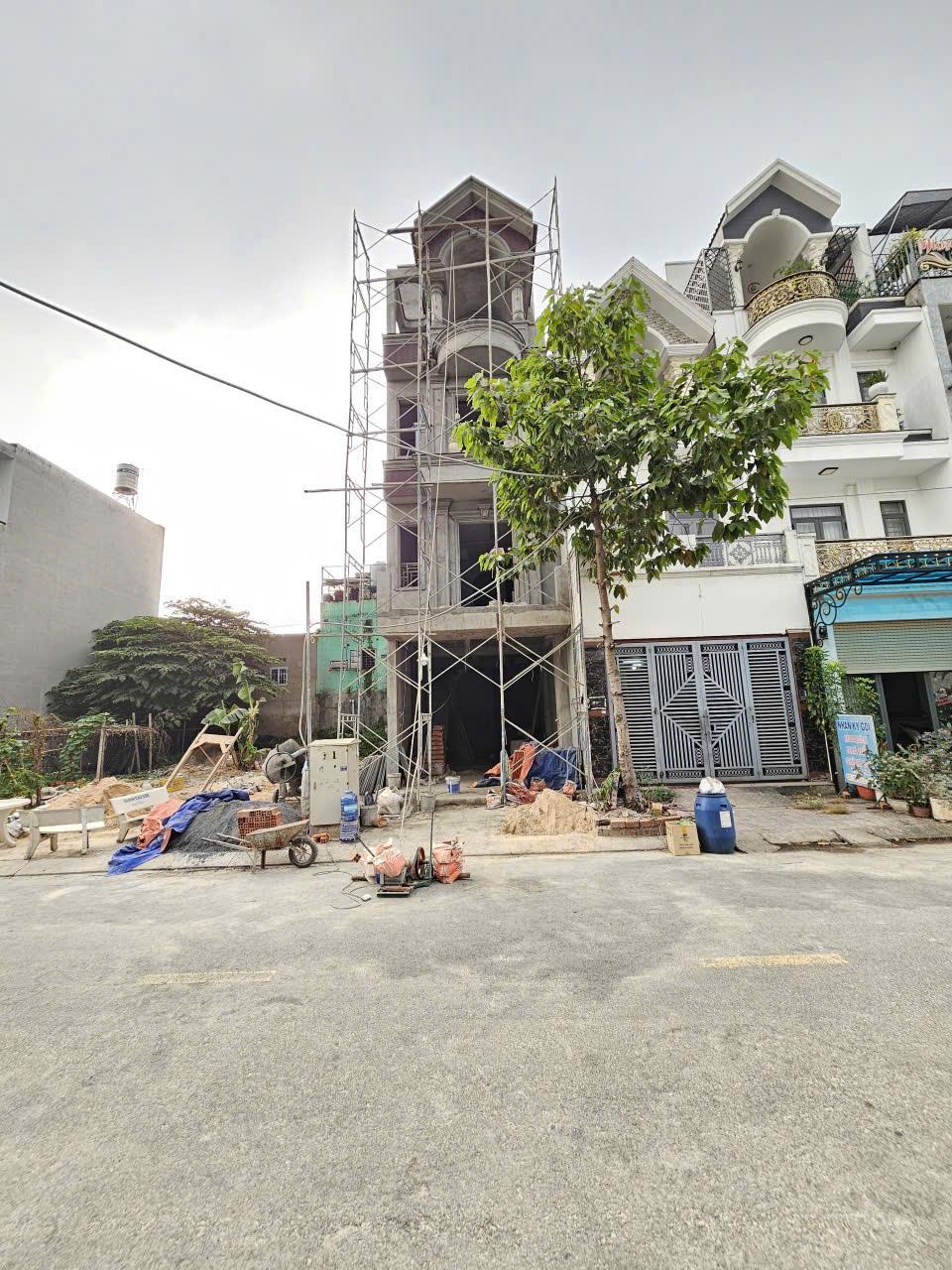 Bán nhà 1 trệt 3 lầu full nội thất KDC gần làng đại học p.Bình An Tp.Dĩ An