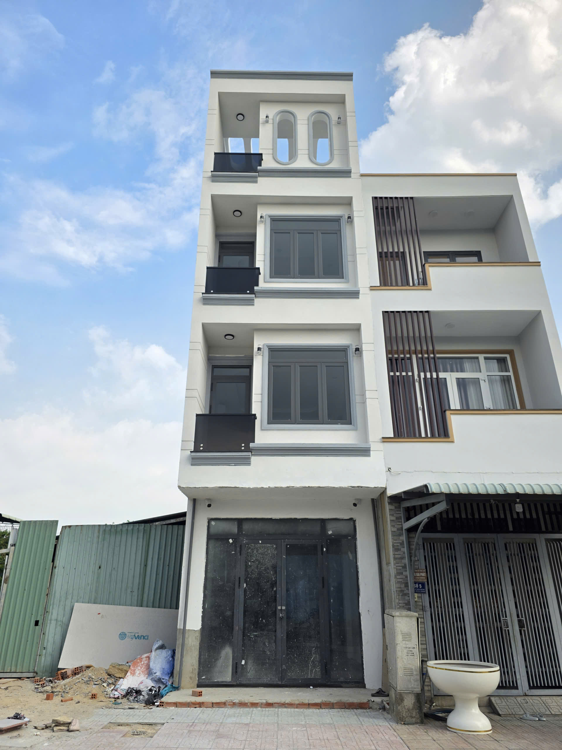 BÁN NHÀ KDC PHÚ HỒNG THỊNH 9- 4 TẦNG BTCT HOÀN CÔNG ĐỦ- FULL NỘI THẤT. 7.6 TỈ