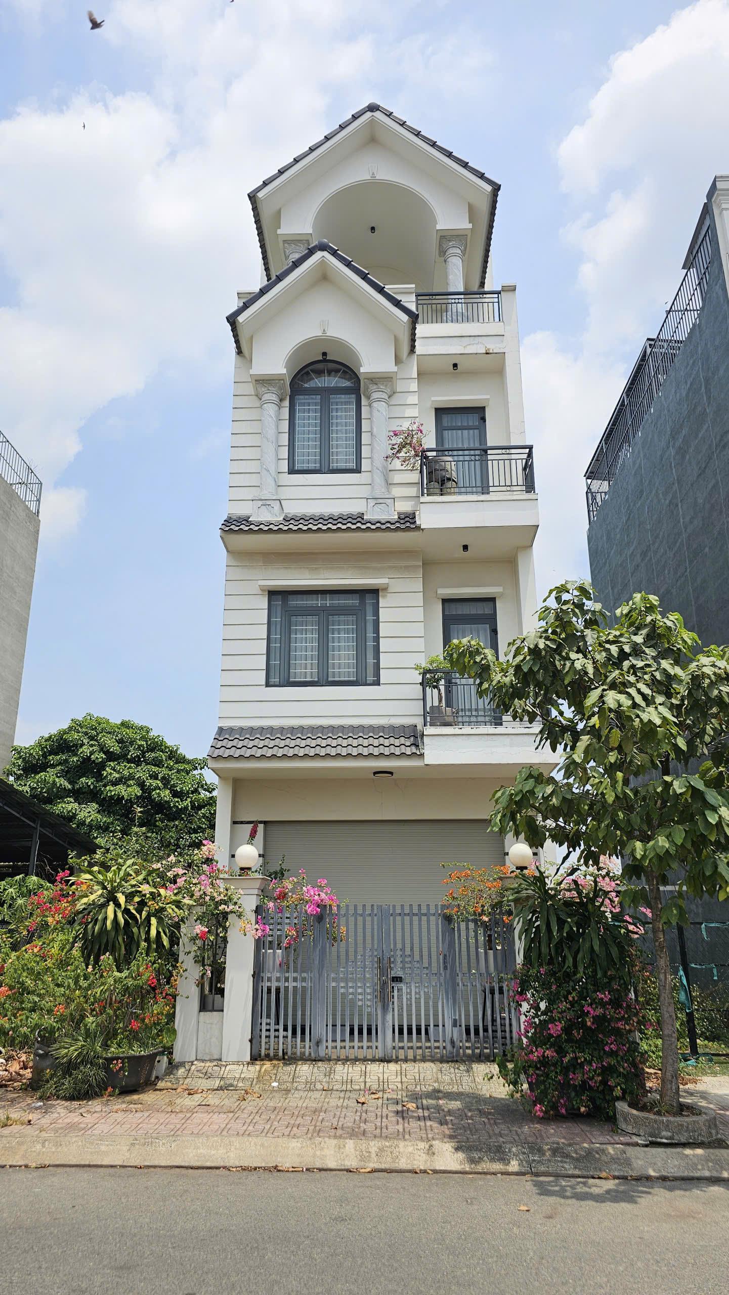 Bán nhà 1 trệt 3 lầu hoàn công, KDC Phú Hồng Thịnh 9, p.Bình An, Tp.Dĩ An
